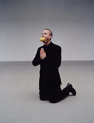 'Artist begging for mercy', 2002 von Erwin Wurm