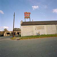 'Modern Living, Louisville, KY', 2002 von Sarah Lyon